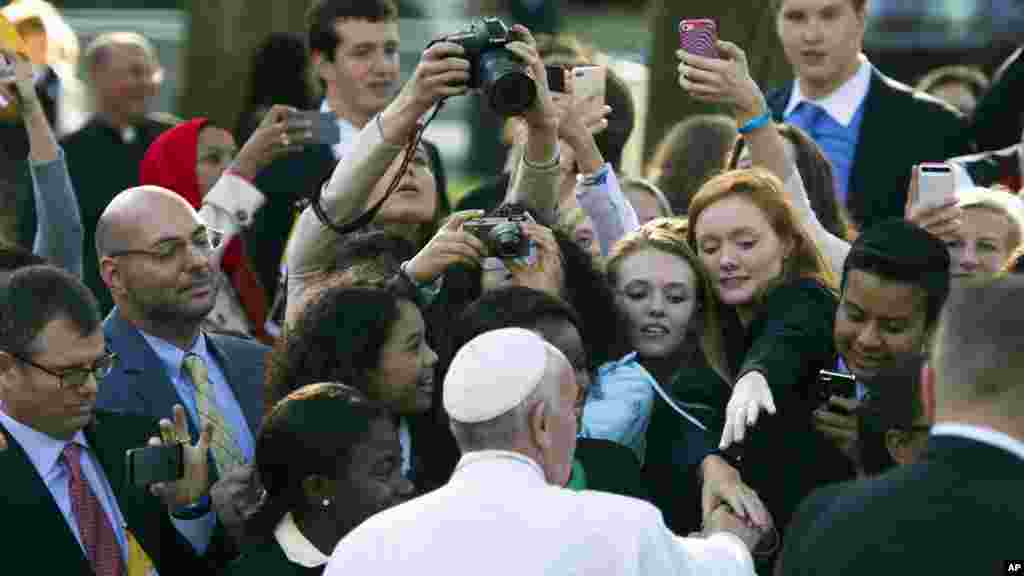 Fafaroma Francis Yana Mika Ma Jama&#39;a Gaisuwa A Lokacin Da Yake Kan Hanyar sa Daga Fadar White House Zuwa Ofishin Difilomasiyya Na &#39;Yan Darikar Katilika A Birni Washington Dc, Satumba 23, 2015. &nbsp;