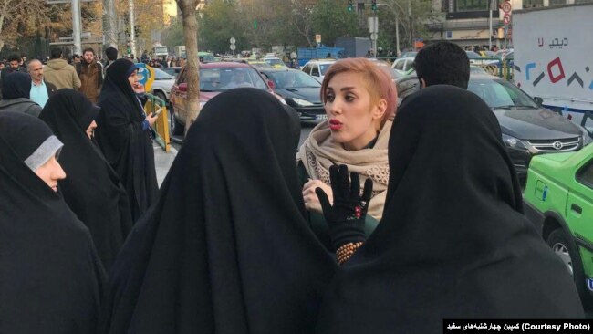 هرگونه اعتراض به حجاب اجباری در ایران با برخورد پلیسی و قضایی و احکام سنگین روبرو می شود.