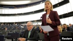 Kepala kebijakan Luar Negeri Uni Eropa Federica Mogherini berbicara di depan anggota parlemen Eropa di Strasbourg, Perancis (foto: dok). 