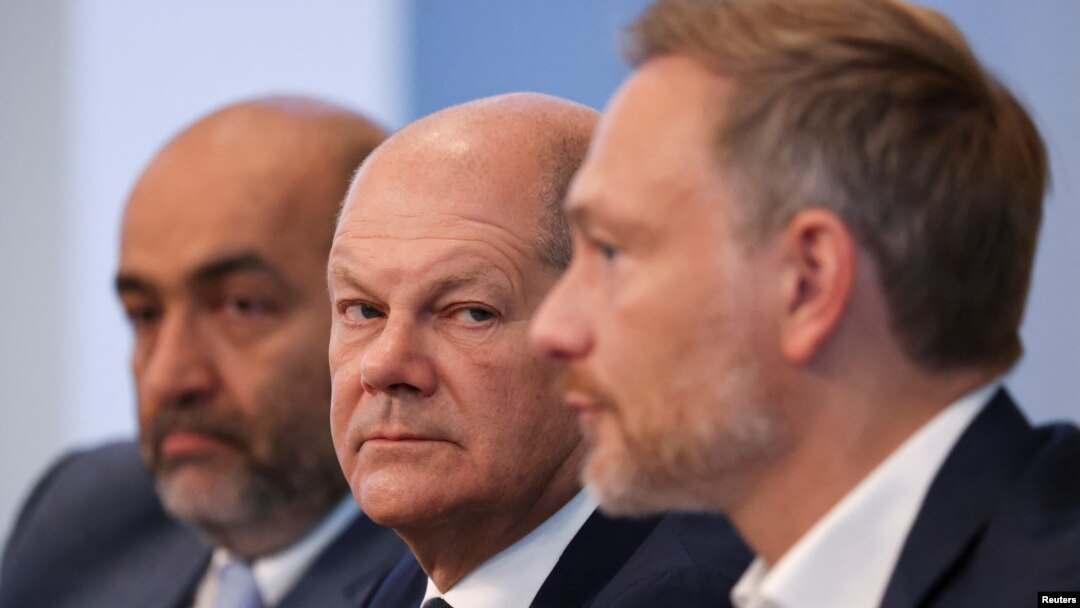 Kanselir Jerman Olaf Scholz (tengah) hadir dalam konferensi pers yang mengumumkan paket bantuan untuk mengatasi krisis energi di Jerman. Konferensi pers berlangsung di Berlin, Jerman, pada 4 September 2022. (Foto: Reuters/Christian Mang)