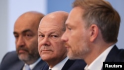 Kanselir Jerman Olaf Scholz (tengah) hadir dalam konferensi pers yang mengumumkan paket bantuan untuk mengatasi krisis energi di Jerman. Konferensi pers berlangsung di Berlin, Jerman, pada 4 September 2022. (Foto: Reuters/Christian Mang)