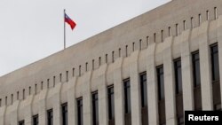 Bendera nasional Taiwan terlihat di atas gedung Bank Sentral Taiwan di Taipei (foto: ilustrasi). 