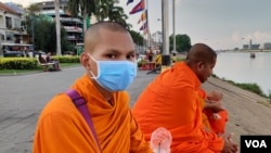 ព្រះសង្ឃ លុន សុខហួច សមាណេរគង់វត្តកោះនរាយណ៍ ក្នុងក្រុងភ្នំពេញ មានសង្ឃដីកាមកកាន់ VOA នៅរាជធានីភ្នំពេញ កាលពីថ្ងៃទី១៥ ខែធ្នូ ឆ្នាំ២០២០។ (ណឹម សុភ័ក្ត្របញ្ញា/វីអូអេ)