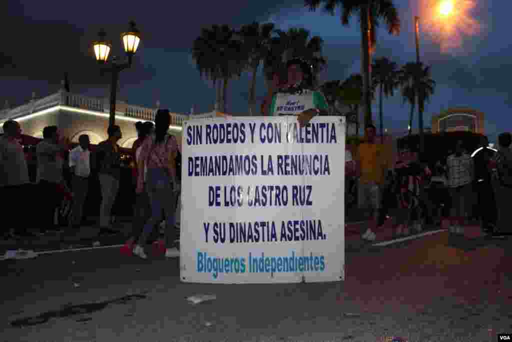 Exiliados piden la renuncia del gobierno de Cuba en una manifestaci&#243;n en la Calle 8 en Miami, Florida, en apoyo a las protestas sucedidas en la isla el domingo 11 de julio de 2021. Foto: Luis F. Rojas, VOA.