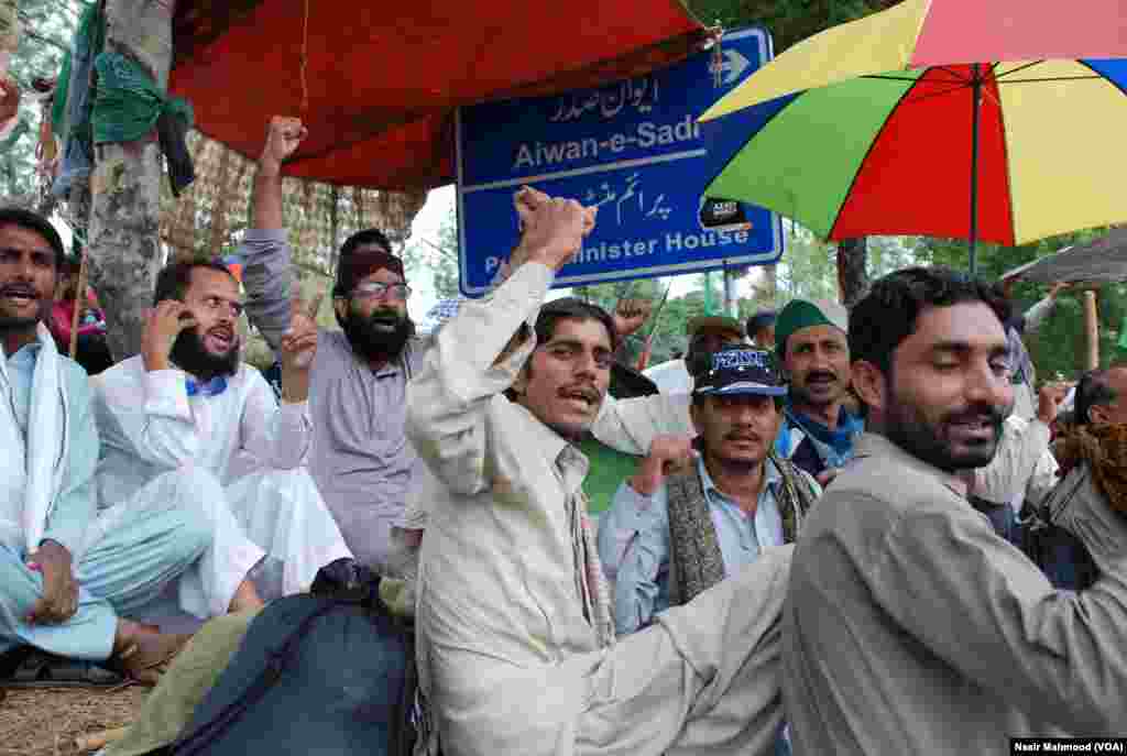 دھوپ سے بچنے کے لیے لوگوں نے یہاں بہت سے عارضی خیمے بھی تان رکھے ہیں۔
