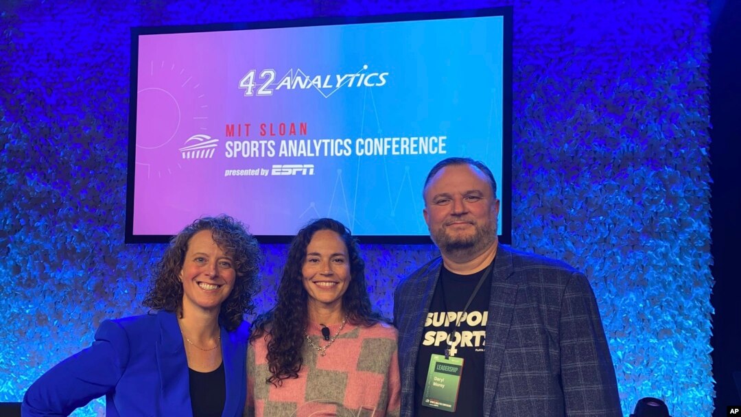 En esta foto de marzo de 2023, distribuida por la Sloan Sports Analytics Conference, posan de izquierda a derecha Jessica Gelman, Sue Bird y Daryl Morley, tras la entrega de un premio a la segunda en Boston 