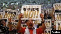 지난 24일 일본 도쿄에서 아베 정부가 추진하는 안보법 폐기를 촉구하는 반정부 시위가 열렸다.