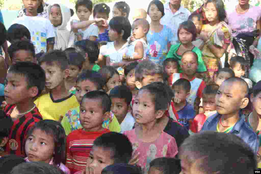 ဝါးတောင်စစ်ရှောင်စခန်းရှိ ကလေးငယ်များ