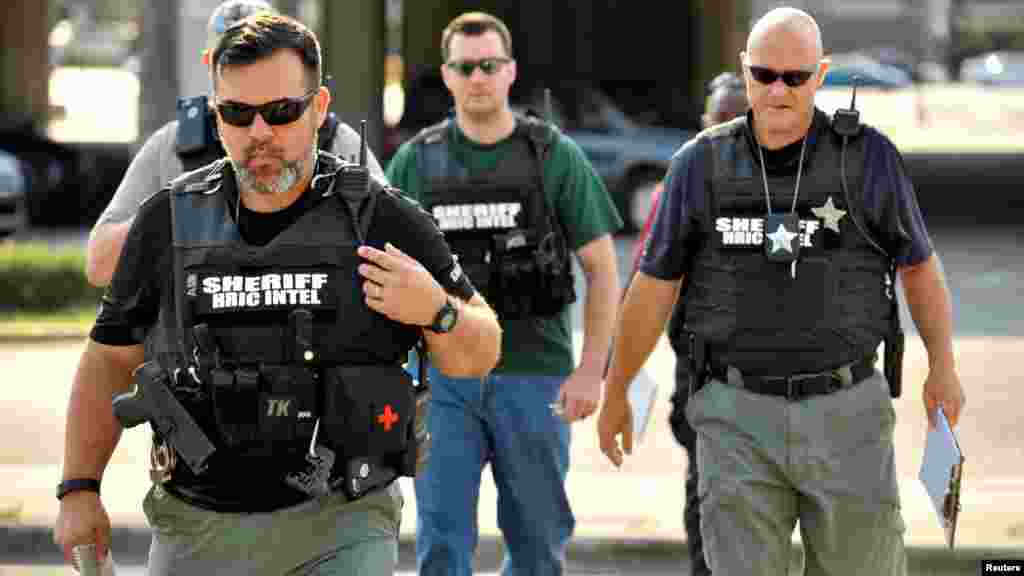 Des officiers de police arrivent au siège de la police d&#39;Orlando durant l&#39;enquête sur la fusillade à la discothèque, le 12 juin 2016.
