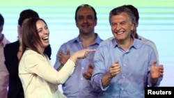 El presidente argentino Mauricio Macri y la gobernadora de Buenos Aires, María Eugenia Vidal, celebran el triunfo electoral del domingo.