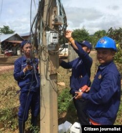 ນາຍຊ່າງພາກັນສ້ອມແປງສາຍໄຟຕໍ່ໃສ່ເຄື່ອງແທກປະລິມານໄຟຟ້າ