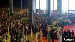 Multitudinaria asistencia al funeral de las víctimas del puente que colapsó en Génova, Italia.