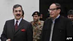 Thủ tướng Pakistan Yusuf Raza Gilani, trái, và Chủ tịch Liên minh Hồi giáo Pakistan, ông Chaudhry Shujaat Hussain sau cuộc họp ở Lahore, 3/1/2011