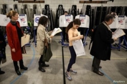 Los votantes esperan en fila para votar durante las elecciones de mitad de período en el distrito de Brooklyn de la ciudad de Nueva York, el 6 de noviembre de 2018.