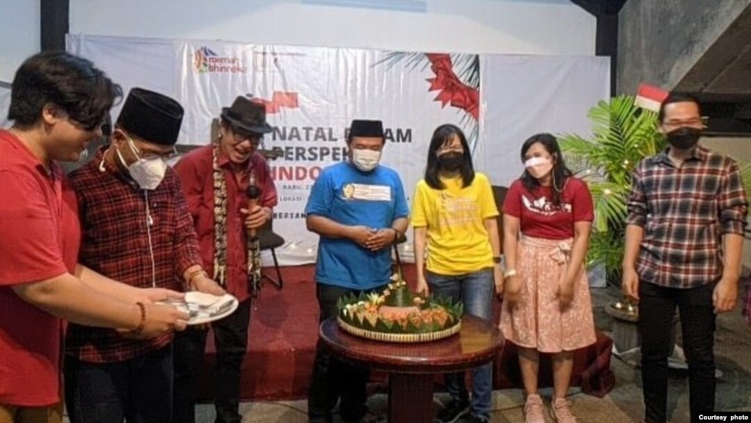 Perayaan Natal lintas agama, ditandai dengan pemotongan tumpeng (foto courtesy: Roemah Bhinneka)