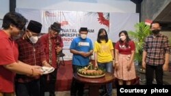 Perayaan Natal lintas agama, ditandai dengan pemotongan tumpeng (foto courtesy: Roemah Bhinneka)