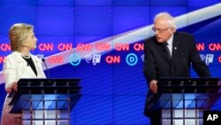 Hillary Clinton y Bernie Sanders se objetaron mutuamente sus condiciones para ser presidente en un áspero debate sobre los bancos de Wall Street.