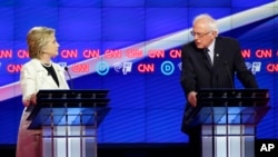 Bernie Sanders et Hillary Clinton lors du débat télévisé sur CNN le 14 avril 2016.