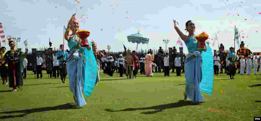 Dancers performing to kick off the elephant polo match, 2014 King's Cup Elephant Polo Tournament in Samut Prakan province, on the outskirts of Bangkok, Aug. 28, 2014. (Steve Herman/VOA).