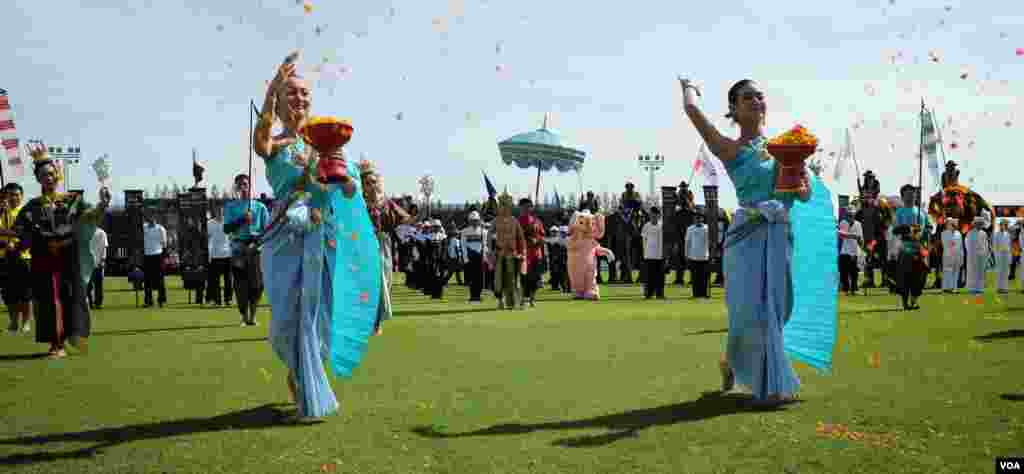 Pertunjukan tari untuk membuka pertandingan polo gajah Piala Raja di provinsi Samut Prakan, pinggiran ibukota Bangkok (28/8). (Steve Herman/VOA).