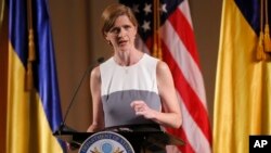 Duta Besar Amerika untuk PBB Samantha Power memberikan pidato dalam kunjungan di Kyiv, Ukraina hari Kamis (11/6).