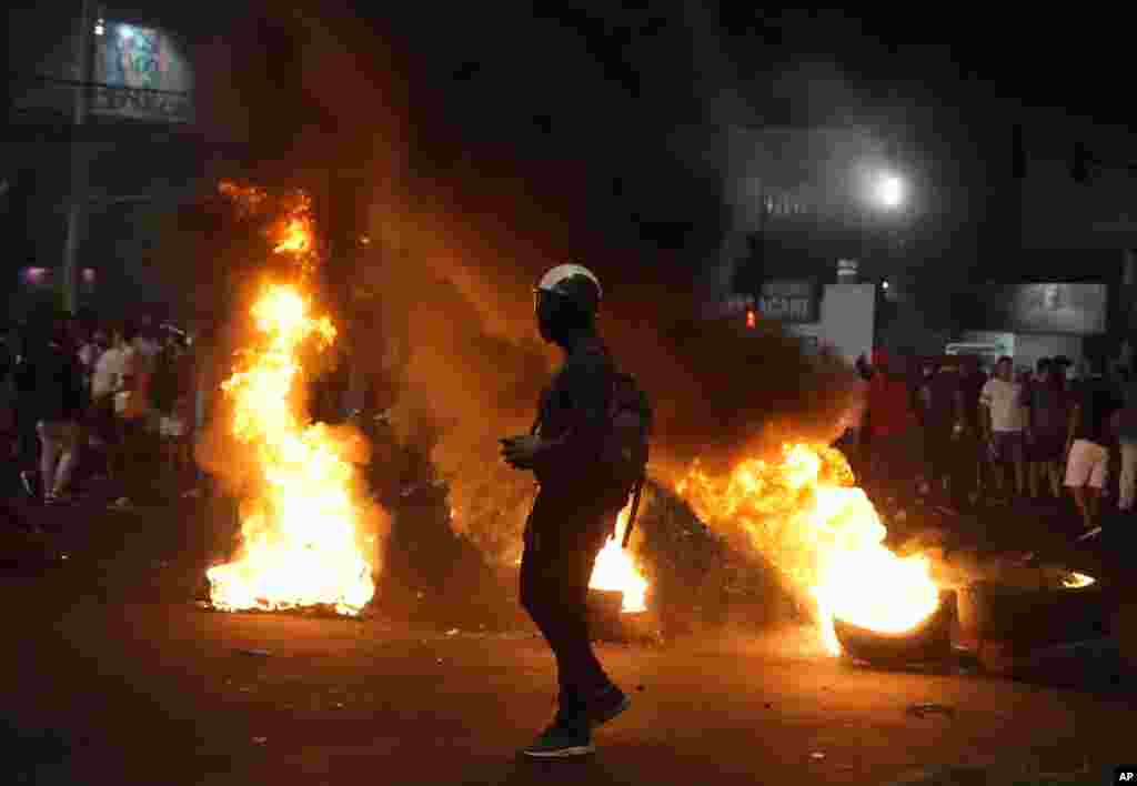 Partidarios del líder opositor y gobernador de Santa Cruz Luis Fernando Camacho protestan en una barricada en llamas en Santa Cruz, Bolivia, el 3 de enero de 2023.&nbsp;