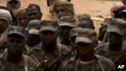 Des soldats maliens lors d'une visite par le chef de l'Opération Serval de la France et le chef de l'armée du Mali du personnel à une base de l'armée malienne à Kidal, Mali, 27 juillet 2013. (AP Photo / Rebecca Blackwell) 