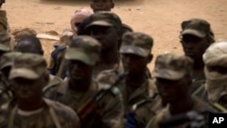 Des militaires maliens à la base de Kidal, Mali, 27 juillet 2013. 