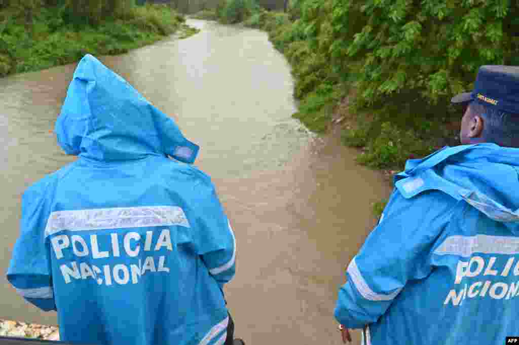 La agencia hondureña de gestión de emergencias (COPECO) declaró alerta roja durante 72 horas en los departamentos de Islas de la Bahía, Atlántida, Colón y Gracias a Dios, instando a las evacuaciones de las zonas de peligro.