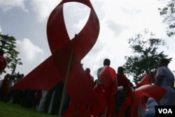 Pita merah tanda keprihatinan terhadap HIV/AIDS. Jumlah pengidap HIV/AIDS di Indonesia terus meningkat.