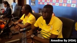 Conférence de presse du coach des Lions du Senegal Aliou Cisse et le capitaine Cheikhou Kouyate au stade dee Franceville, Gabon, 14 janvier 2017. (VOA/Amedine Sy).