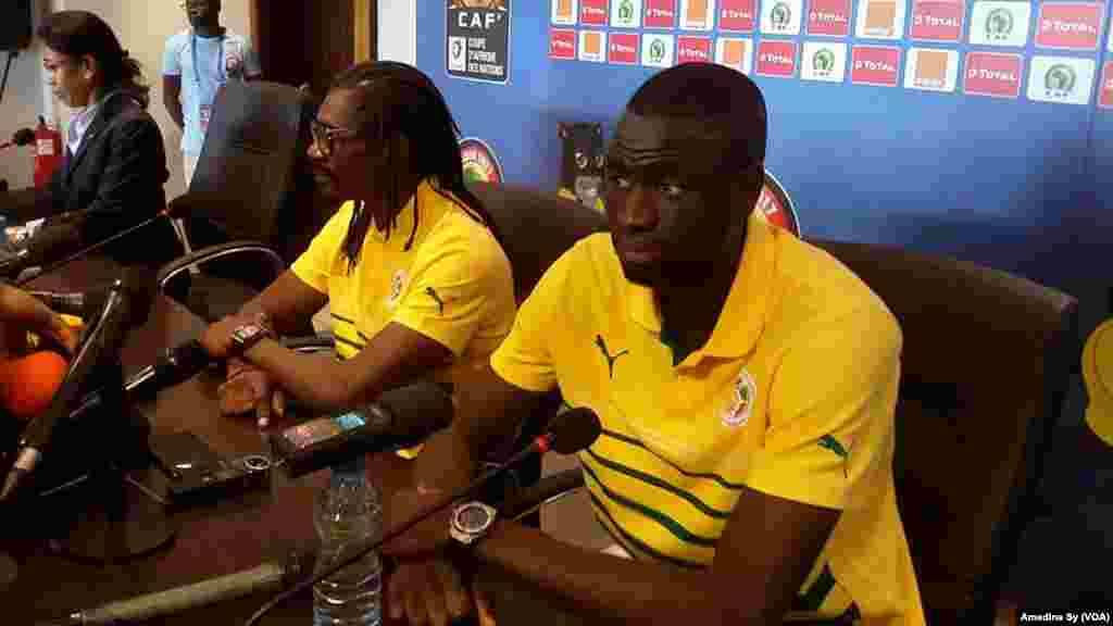 Conférence de presse du coach des Lions du Senegal Aliou Cisse et le capitaine Cheikhou Kouyate au stade dee Franceville, Gabon, 14 janvier 2017. (VOA/Amedine Sy).