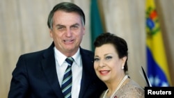 El presidente de Brasil, Jair Bolsonaro, se encuentra con la embajadora de Venezuela en Brasil, María Teresa Belandria, durante la ceremonia de presentación de credenciales de varios nuevos diplomáticos en el Palacio de Planalto en Brasilia, Brasil, el 4 de junio de 2019.