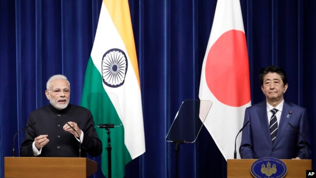 日本首相安倍晋三与印度总理莫迪在联合记者会上 