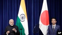 PM India Narendra Modi (kiri) bersama PM Jepang Shonzo Abe dalam konferensi pers di Tokyo, Jepang, 29 Oktober 2018. (Foto: dok). 