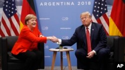 Kanselir Jerman Angela Merkel (kiri) saat bertemu Presiden AS Donald Trump di sela KTT G20 di Buenos Aires, Argentina (foto: dok).