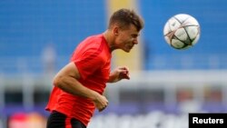 Lucas Hernandez, de l'Atletico Madrid, lors d'une session d’entraînement au stade milanais de San Siro, Italie, le 27 mai 2016.