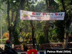 Spanduk larangan pemanfaatan Car Free Day untuk kepentingan politik SARA dan ujaran kebencian di depan Taman Bungkul, Surabaya (Foto: VOA/Petrus Riski).