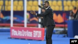 Clarence Seedorf, l'entraîneur du Cameroun, lors du match de football du Groupe F de la Coupe d'Afrique des Nations (CAN) 2019 entre le Bénin et le Cameroun le 2 juillet 2019.