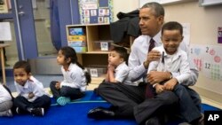 Obama habló de su plan presupuestario durante una visita a preescolares de una escuela en Washington con mayoría de hispanos.