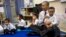 Obama habló de su plan presupuestario durante una visita a preescolares de una escuela en Washington con mayoría de hispanos.