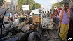 Serangan bom mobil di luar sebuah restoran di Mogadishu, Somalia (26/8). Serangan bom mobil kembali menghantam Mogadishu Selasa 30/8.