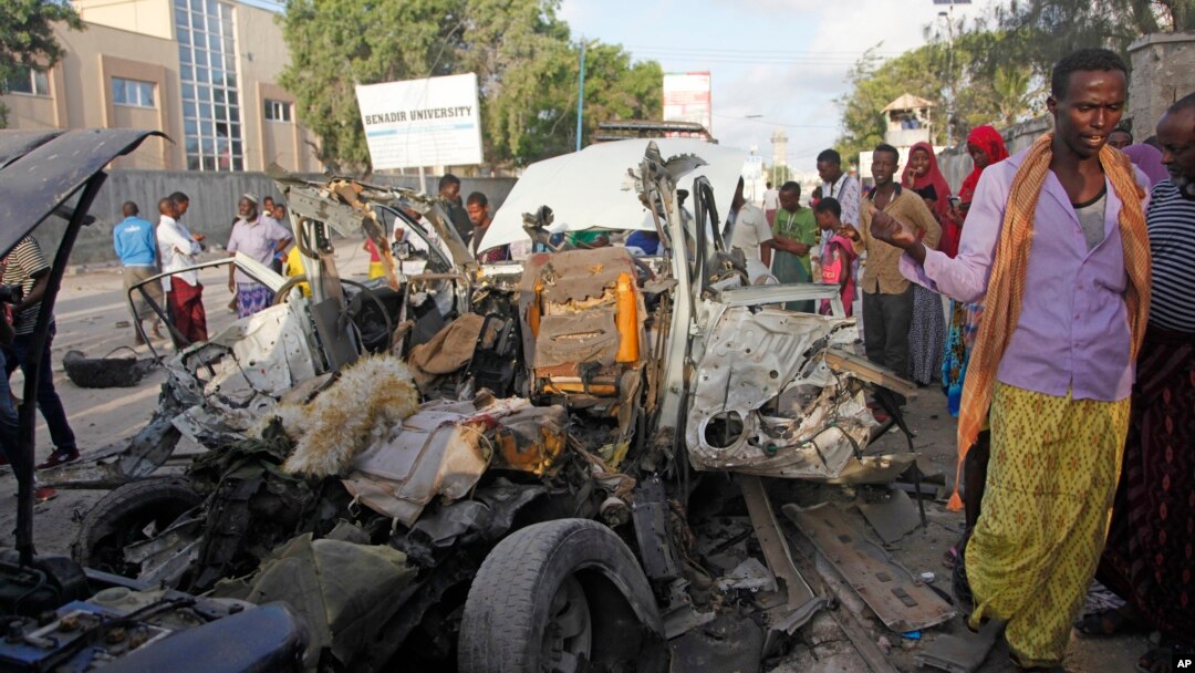 Serangan bom mobil di luar sebuah restoran di Mogadishu, Somalia (26/8). Serangan bom mobil kembali menghantam Mogadishu Selasa 30/8.