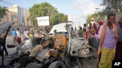 Warga berkumpul dekat lokasi serangan di luar restoran di Mogadishu, Somalia, Agustus 2016.