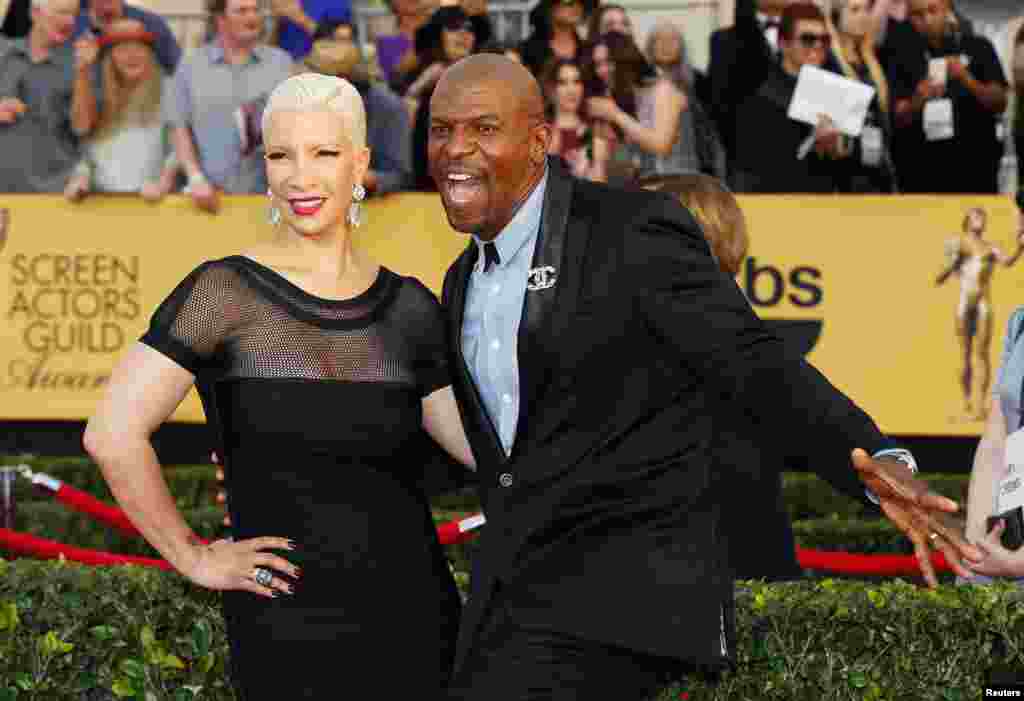 O actor Terry Crews da série "Brookyn Nine-Nine" com a mulher Rebecca, na 21ª cerimónia anual do Screen Actors Guild Awards, Los Angeles, Califórnia Jan 25, 2015. 