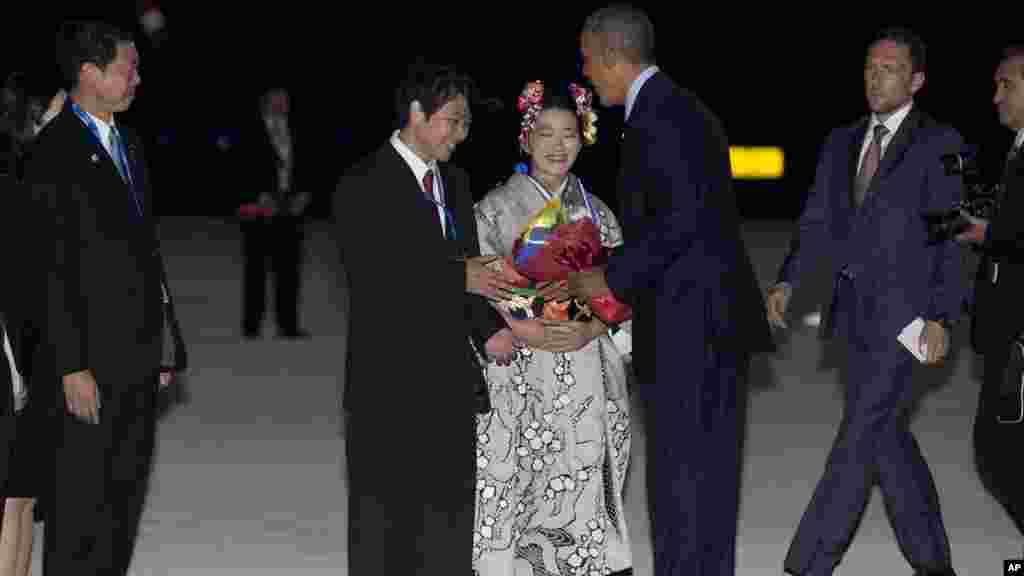 Le président Barack Obama est accueilli par une délégation japonaise à son arrivée à l'aéroport international Centrair Chubu à Tokoname, le 25 mai 2016.