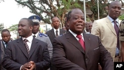 Former Ivorian Prime Minister Charles Konan Banny, center, is to lead the new reconciliation panel (file photo)
