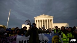 ARCHIVO - Manifestantes desfilan frente a la Corte Suprema de EE.UU. en defensa de los programas DACA y TPS, el 10 de noviembre de 2019, en Washington, DC.