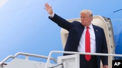 El presidente Donald Turmp saluda al abordar el avión presidencial Air Force One en la Base Andrews de la Fuerza Aérea, Maryland, el jueves, 31 de mayo, de 2018, para viajar a Houston, Texas.