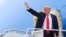 El presidente Donald Turmp saluda al abordar el avión presidencial Air Force One en la Base Andrews de la Fuerza Aérea, Maryland, el jueves, 31 de mayo, de 2018, para viajar a Houston, Texas.